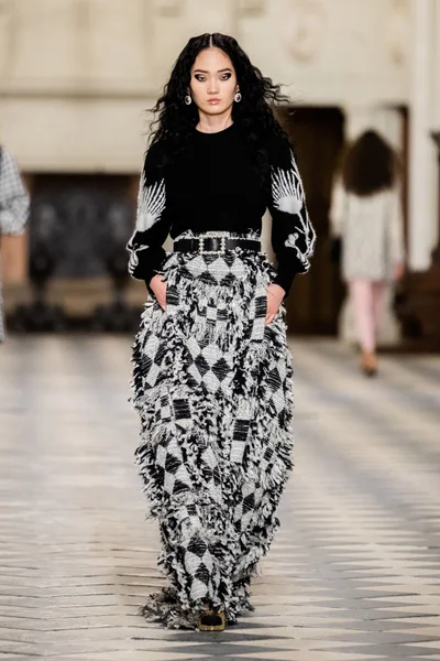 Look 10